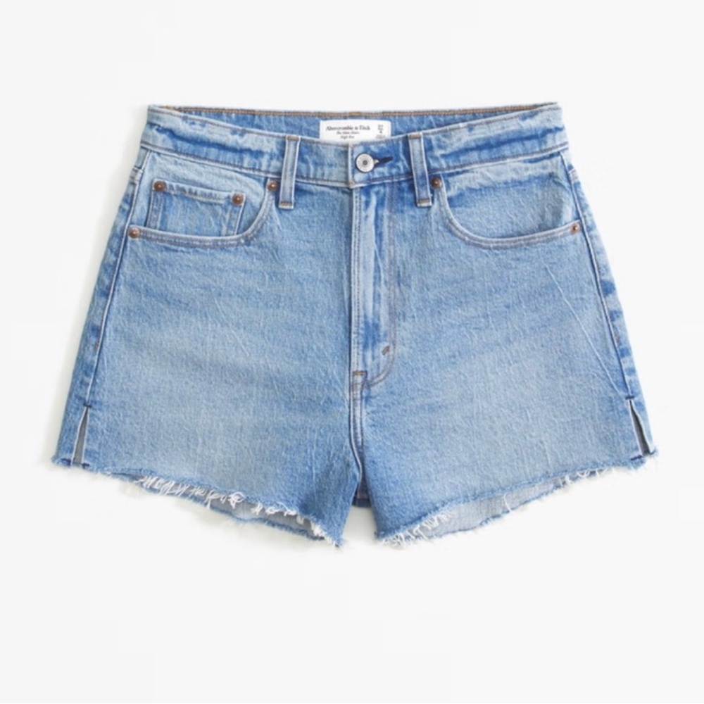 NWT- Abercrombie & Fitch Curve Love High Rise Mom Short - Light Medium Wash